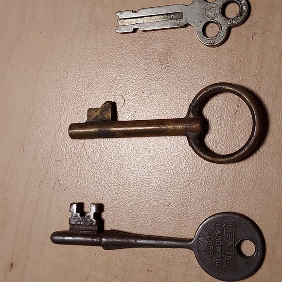 Antique Set of Three Keys One Marked Aug 27 1895 Skeleton Keys Old Keys - Picture 1 of 10